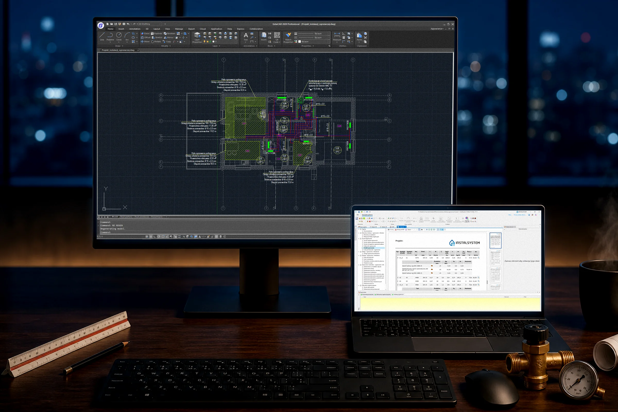 Biurko projektanta instalacji grzewczych - na monitorze głównym rzut instalacji ogrzewczej w programie CAD z kursu, a na laptopie tabela wyników przedstawiająca nastawy zaworów w programie InstalSystem 5 z kursu